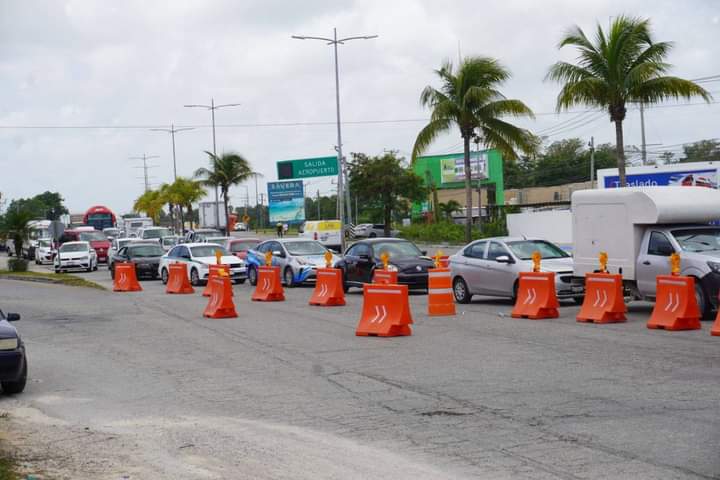 Noticaribe's tweet photo. PIDEN ‘SACRIFICIOS’ PARA AGUANTAR TRÁFICO POR OBRAS HASTA OCTUBRE DE 2023: Reitera SICT recomendaciones a automovilistas para hacer uso de vías alternas tras la primera semana caótica en las inmediaciones del aeropuerto de Cancún https://t.co/TZ8GVe9XaD https://t.co/GlbqVLjziU