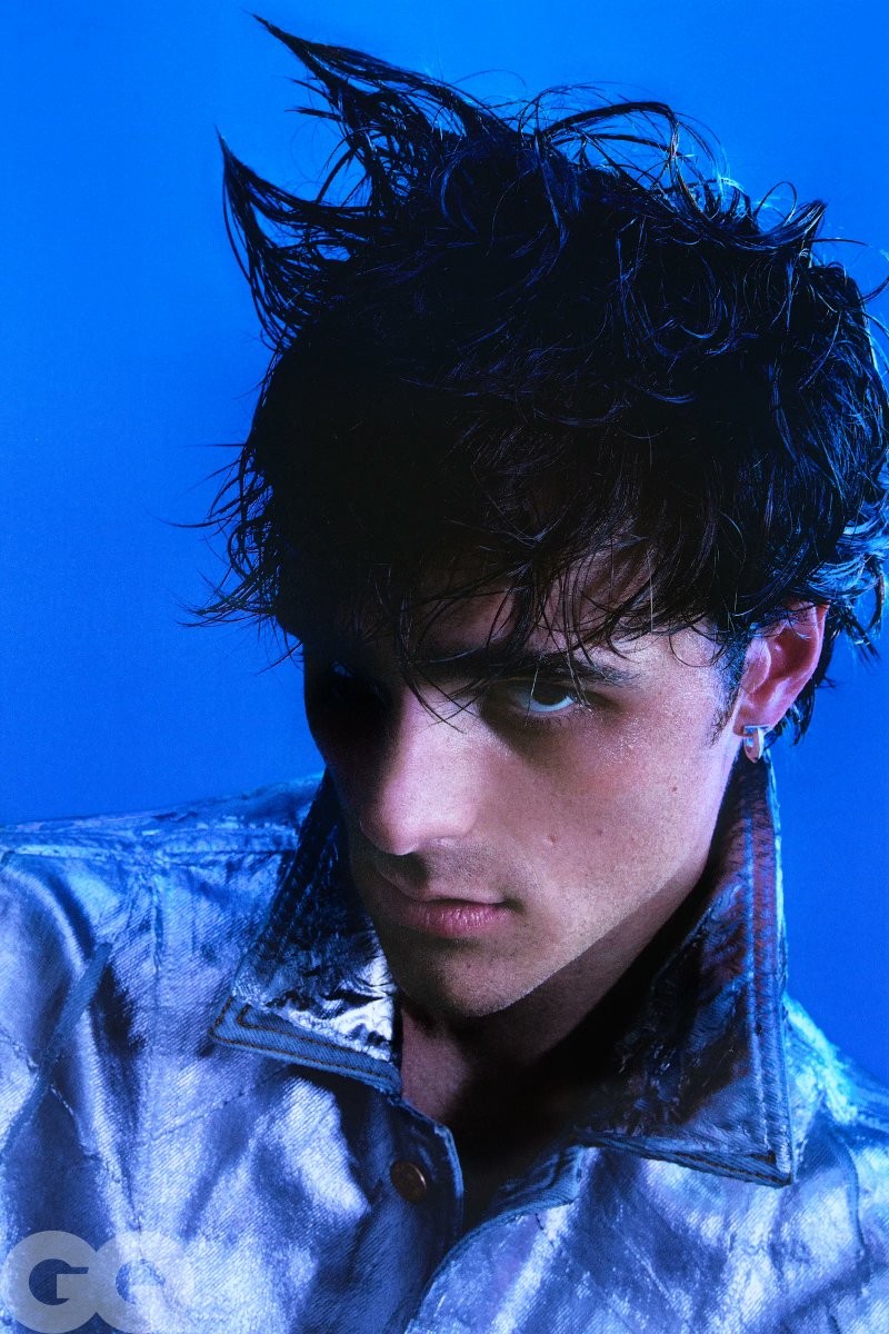 "Tenía mucha confianza en la escuela, así que pude recorrer ese camino por mí mismo. Jugar rugby hacía que mi padre se sintiera orgulloso. Estar en el teatro enorgullecía a mi madre. Así que si podía desempeñarme en las dos partes de como me criaron, entonces ¿cómo iba a perder?"