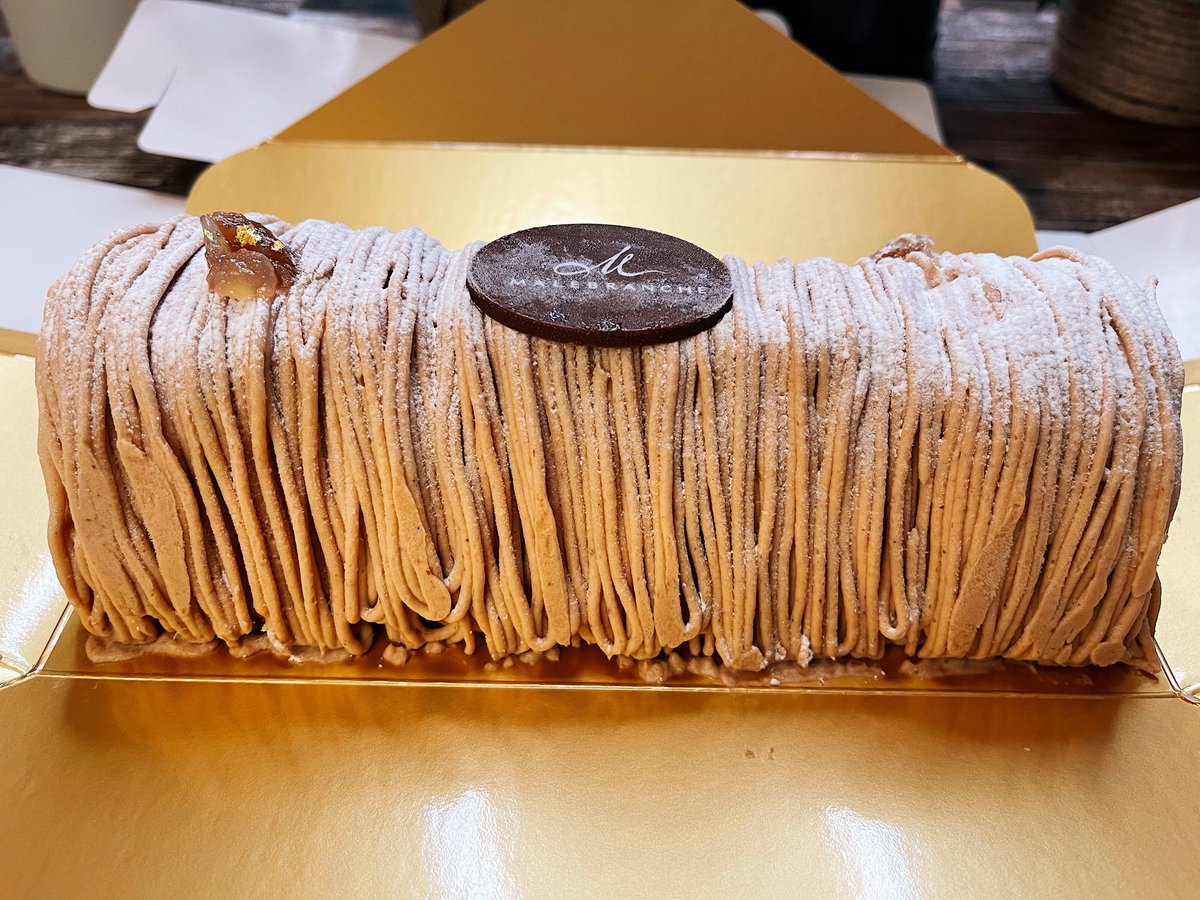 muni_sweets's tweet photo. 【マールブランシュ】
販売価格：3240円＋送料

ラム酒の香り漂うモンブランケーキをお取り寄せ可能！
ねっとり濃厚な食感が特徴的で、凍ったまま食べるとアイスケーキとして楽しめます！
クルミが入っていてカリカリ食感がアクセントになってます🍰 https://t.co/Wd56BC1VMD