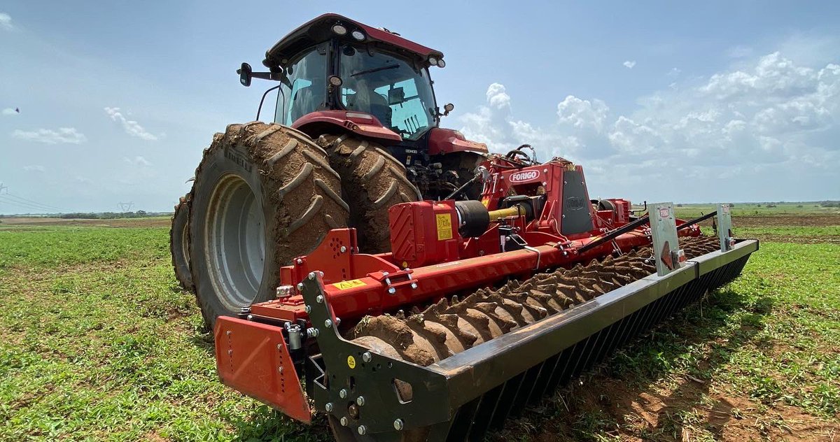 aic_vzla's tweet photo. La grada rotativa prepara un cama de siembra perfecta ya que crea una capa de tierra fina, distribuida de manera uniforme por todo el ancho trabajado. Esta labor ayuda a homogeneizar el suelo para que las semillas germinen de manera uniforme. https://t.co/uTvqQpJKHK