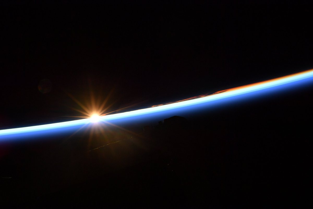 AstroSamantha's tweet photo. … and then after the sun sets…
…e poi dopo il tramonto.. https://t.co/MEW7hRJDrS