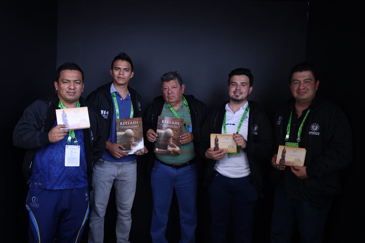 SportsTN_'s tweet photo. The Government of Tamil Nadu presented a copy of "Keeladi" to the Chess players participating in the 44th Chess Olympiad ♟️

The Chess players are all smiles as they get handed over this special book 📚📖

#Chess #chennaichess22 #chessolympiad22 #keeladi #archeology @FIDE_chess https://t.co/oeXTcvhAov