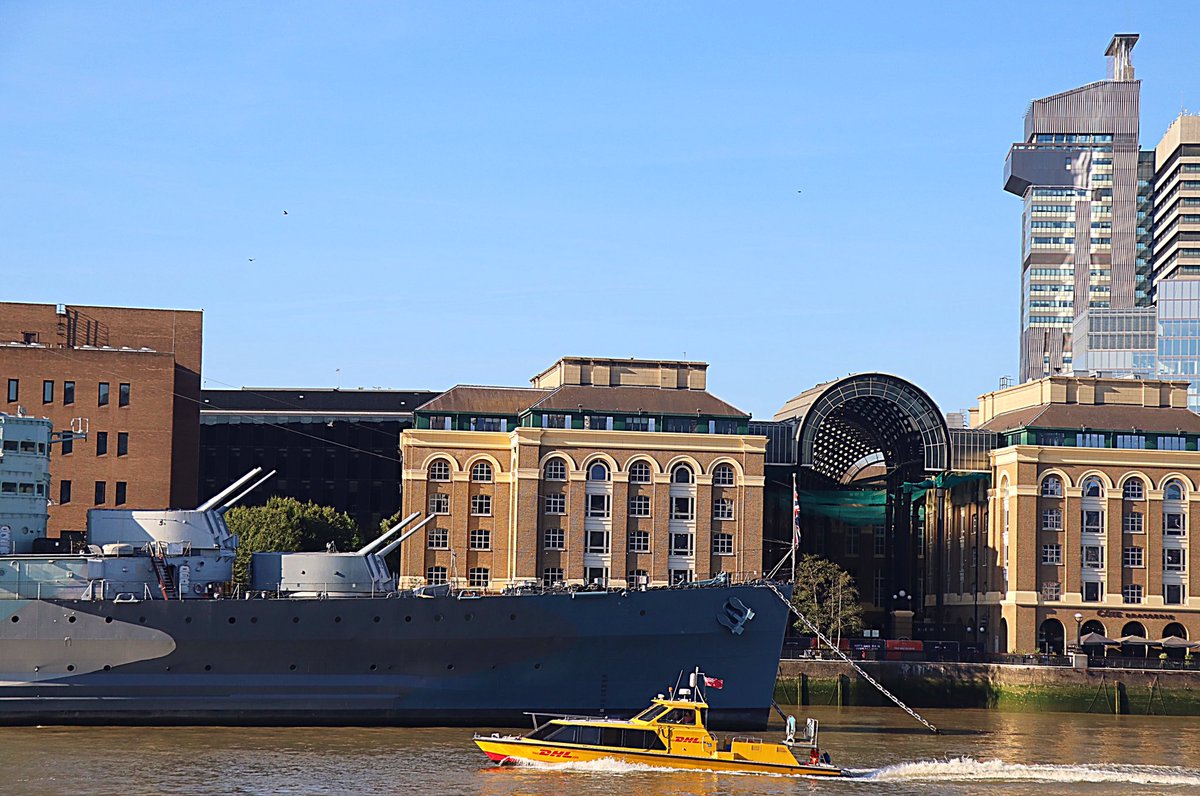 CMemories73's tweet photo. So as I waited for the vessel to arrive there is so much traffic using the river and always surprises me to see a canal boat 
#london @dhlexpressuk @itvweather @ThePhotoHour #RiverThames #ThamesRockets 
And wow never seen so many people pack both sides of the river for a vessel https://t.co/YltFkTAXbI