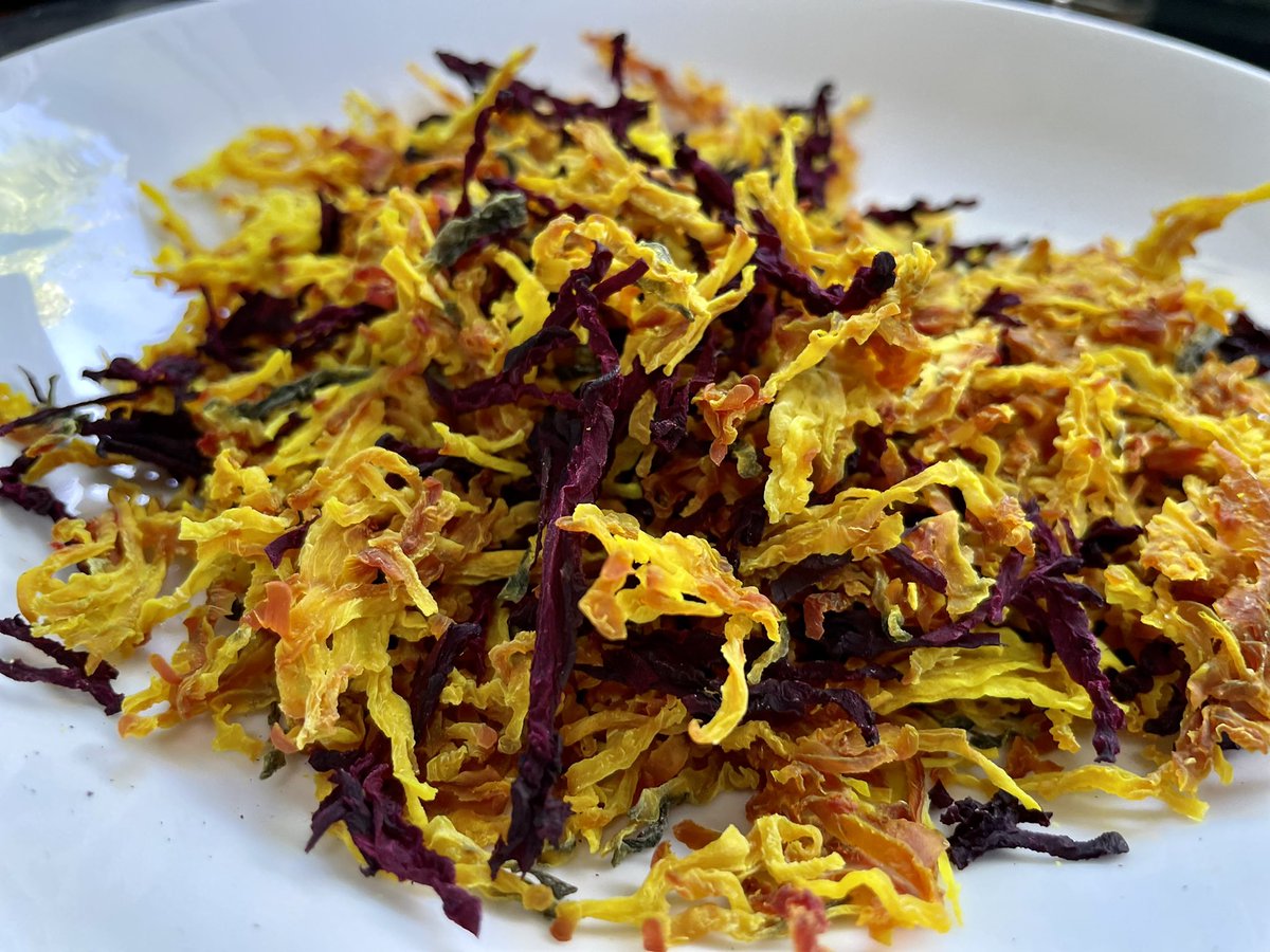 CookingandCalm's tweet image. Yesterday's harvest - but what is it? #gyo #harvest #gardening