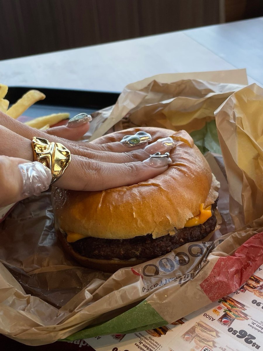 BurgerKingBR's tweet photo. galera, tô fazendo aqui uma pesquisa pro meu tcc: 
vcs também dão uma amassadinha no sanduíche antes de comer? o ADM só come o BK Original depois de dar uma afofada https://t.co/N8zpb1qrOK