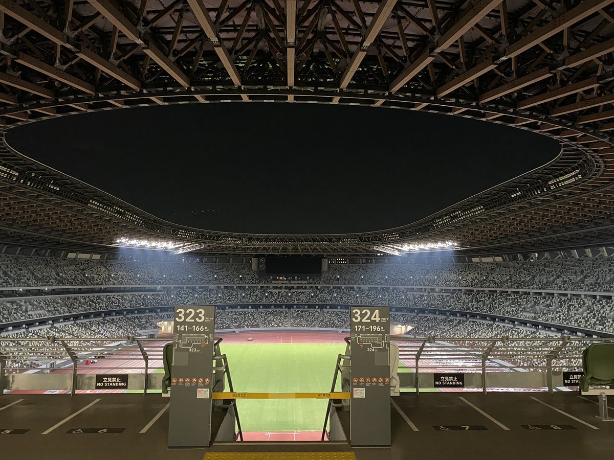 dctwinkle2020's tweet photo. 仕事終わりに国立競技場のナイトツアーに行ってきました。フィールドや、近隣の夜景を見ながら飲むビールは美味しい。ビールだけの飲み放題は1500円🍺21時までなので、健全！ https://t.co/ifzIOGoqhX