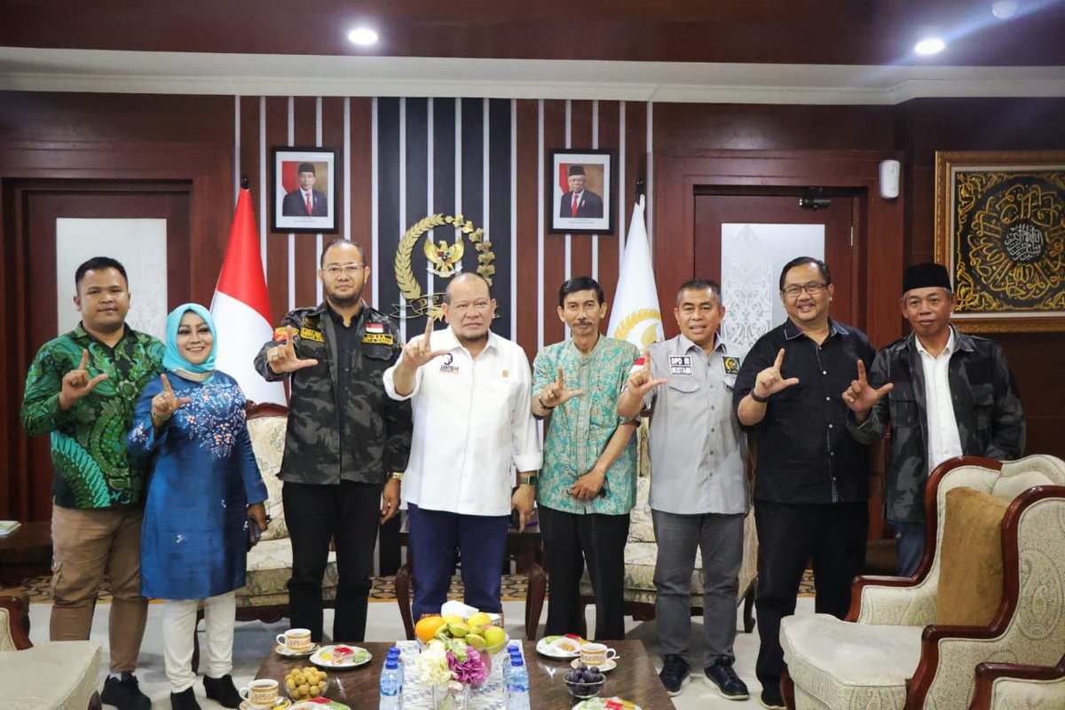 SedulurAzis's tweet photo. Gibas dan HNSI Dukung LaNyalla Kembalikan UUD 1945 SELENGKAPNYA:https://t.co/ySfvtdYxRH
#LANYALLA #GIBAS #HNSI #PASAL222 #mk #AMANDEMEN #KEDAULATANRAKYAT #LAWANOLIGARKI #PEOPLEPOWER https://t.co/OwZShO6vlC