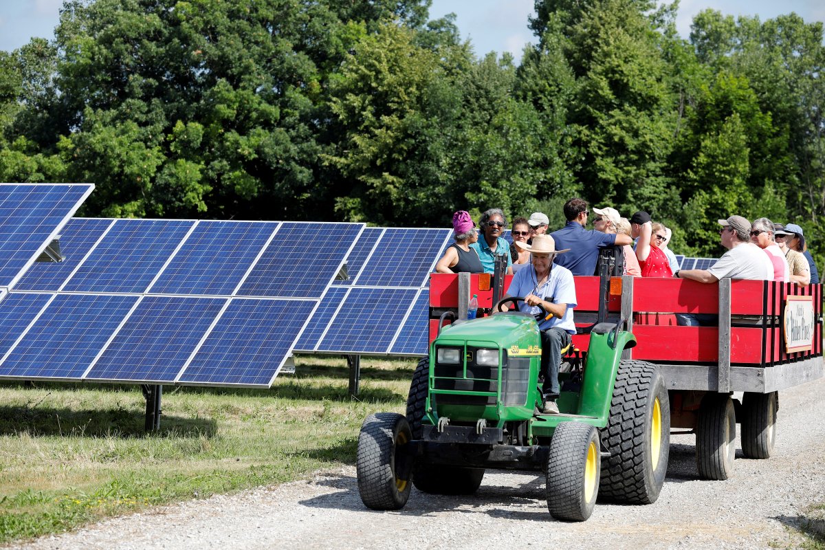 DTE_Energy's tweet photo. Our team was delighted to host more than 400 people at our Lapeer Solar Park on Saturday. Guests enjoyed food, entertainment, and tours of the park while learning about #solarenergy and our #MIGreenPower program. Find out more about MIGreenPower at https://t.co/DvVXdymehp. https://t.co/Z2eYsUIykr