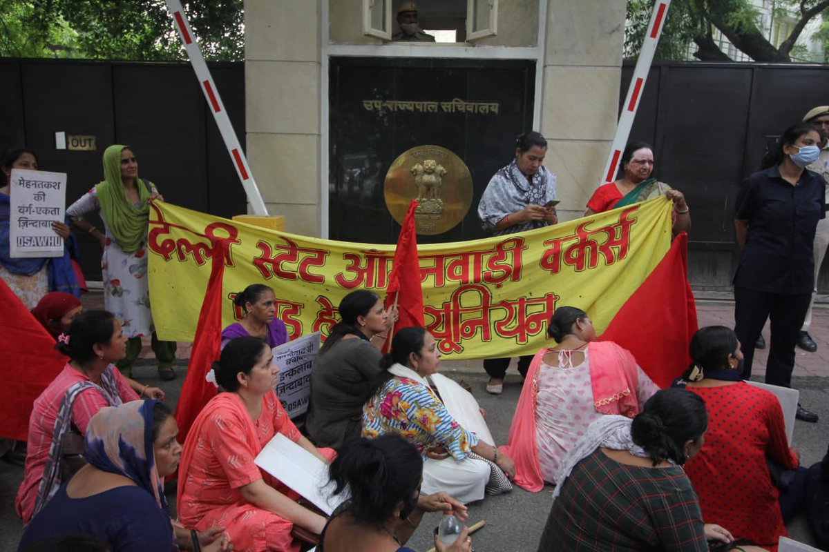 ashlinpmathew's tweet photo. Several Delhi Anganwadi workers and helpers were detained by the Delhi Police while they were protesting in front of LG VK Saxena’s official residence in Civil Lines to demand their reinstatement following termination of their services in March. 

@NH_India photos by @vipin0449 https://t.co/MXlTD7eHkC