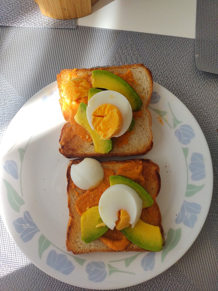 MuyCondimentada's tweet photo. Hice una variación, porque se me acabó el pan de avena de Mestizo: tostada de pan blanco untado con humus de pimentón de Cheika, aguacate y huevos. https://t.co/LoFDVJlQM9