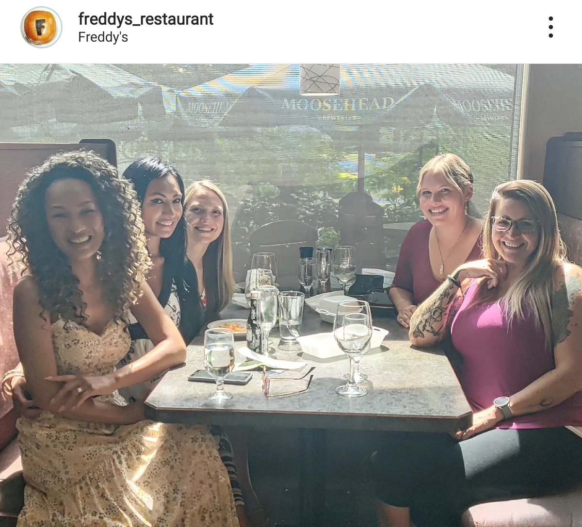 RobertM1969's tweet photo. Happiness is surrounding yourself with friends
.
Open daily. :) 
.
#whereyoureonlyastrangeronce® #eatatfreddysleamington #leamington #leamingtonontario #twepi #ontsouthwest  #daytrip #roadtrip #travel #travelontario #ontariotravel #pointpeleenationalpark #happy #peaceful #love https://t.co/T0GuxII8i7