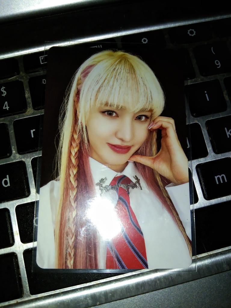 prioyeji's tweet photo. wts lfb ive

liz love dive ssq heart pob pc
— 400 php + 15 pf payo
— onhand and mint condi 
— mod: ggx or sco

the price discount is only valid until tonight, will change back to original price na tom ^

t. yujin wonyoung liz gaeul leeseo rei ive photocard ph https://t.co/2oPATxOOQz