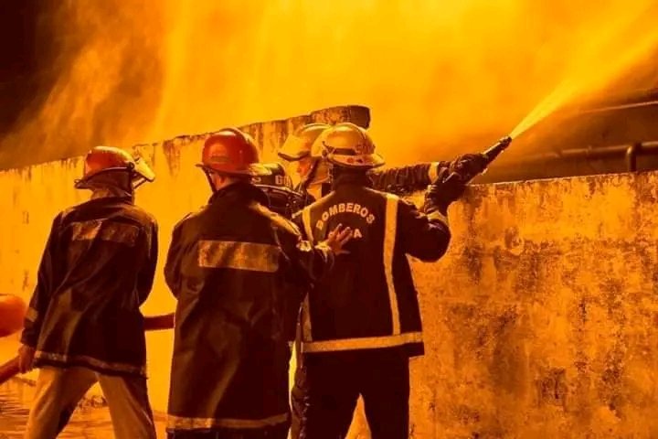 A los que andan con el cuento de que en #Cuba los jóvenes se van. Matanzas es otra muestra de lo que somos los jóvenes revolucionarios cubanos, bomberos, médicos rescatistas, periodistas, choferes, todos a la vanguardia en la primera línea. #FuerzaMatanzas #IslaRebelde <a href="/UJCdeCuba/">UJC de Cuba</a>