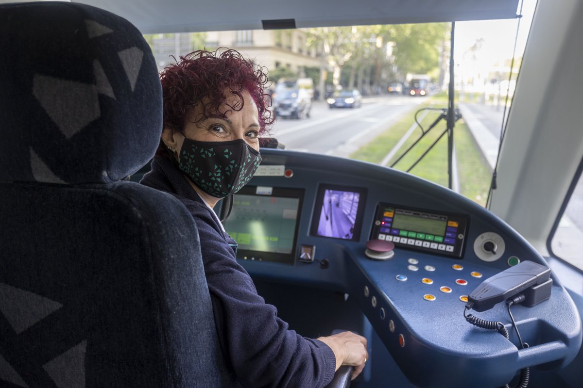 TRAM_Barcelona's tweet photo. 🚊 Actiu el procés de selecció de 6 persones que formaran part de la borsa de treball de conductores i conductors de #TRAM (un cop superin la formació i habilitació a càrrec de l'empresa).

⚠️ Només s'acceptaran candidatures presentades a través de: https://t.co/3lu0yBVNn9 https://t.co/TdDHle3Cde