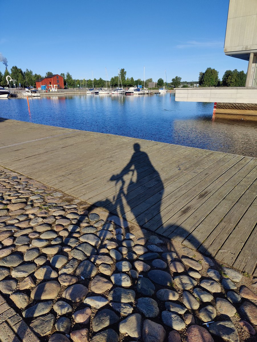 Aurinko siivitti loman jälkeisenä aamuna työmatkaani <a href="/hoivatie/">Hoivatie</a>. Ihana loma takana ja mukavan vauhdikas syksy edessä.
#tykkääntyöstäni