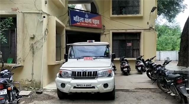 punjabkesari's tweet photo. नकली चूड़ियों में नग लगवाने के बहाने लाखों के गहने चुरा ले गया चोर, सराफा कारोबारी के साथ ठगी का अनोखा मामला
https://t.co/r8Bw0BYX15
#MadhyaPradeshHindiNews #GwaliorNews #Bulliontraders #Fakebangles #Jewelrytheft https://t.co/XeqxrNX30h