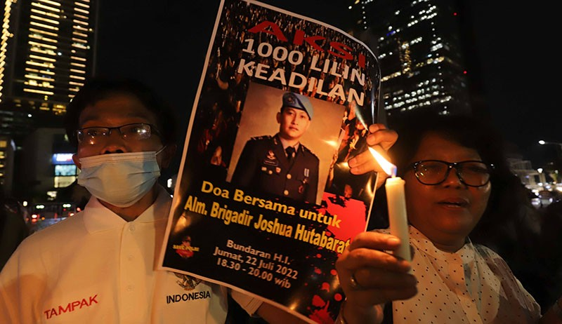 DAN SANG ISTRI PUN MENANGIS SEDIH
.
.
.

Berbalik 180 derajat keterangan Bripda E ternyata berbanding lurus dengan arah penyelidikan para penyidik. Dan sang jenderal yang pada akhirnya diamankan di Mako Brimob adalah bukti itu.