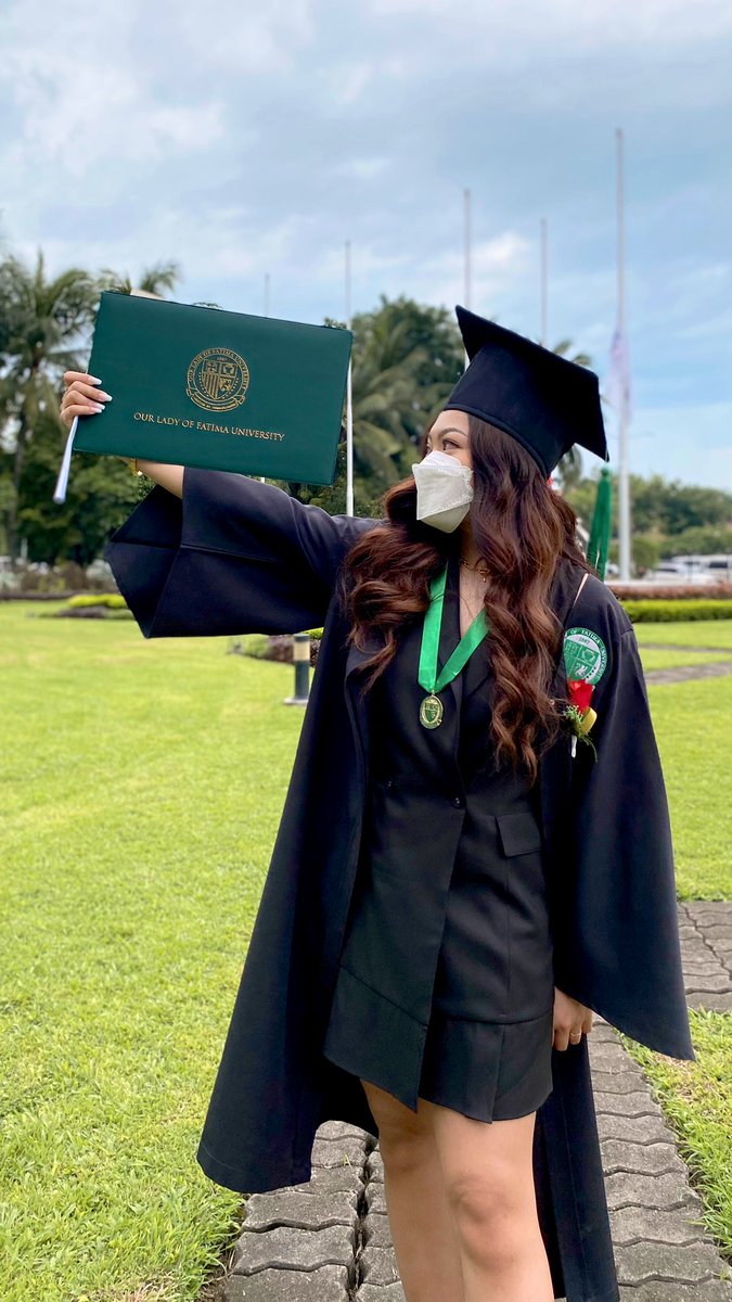 _vinxen's tweet photo. GIRLIE GRADUATED WITH USER @HAECHANAHCHEAH 😌 https://t.co/Hl5tB0LyMq