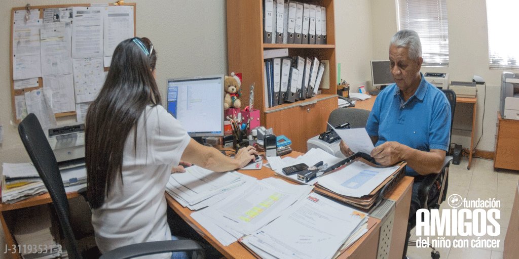 Algunas familias prefieren que los adultos sean los primeros en recibir la información para luego ser ellos quienes la compartan con el niño. Otras familias ven que les resulta mejor que todos juntos escuchen la información por parte del equipo de profesionales contra el cáncer.
