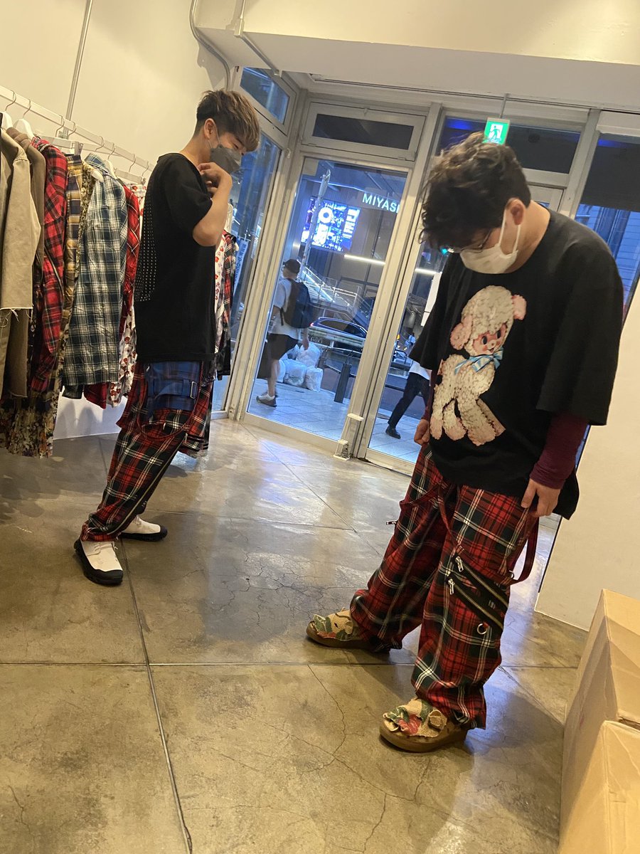 yukidill's tweet photo. 誰とでも秒で打ち解けるなんなら接客し始める大澤氏🤓💫いつも存在が癒しです♪笑
最後は来たお客様全員とお喋りして、安定のオーダー決まらず一旦家に持ち帰り（笑）明日までですよぉ（笑）毎シーズンありがとうございます🙏✨
#kidill #HELLHAUS #受注会 https://t.co/oqNgrK10NN