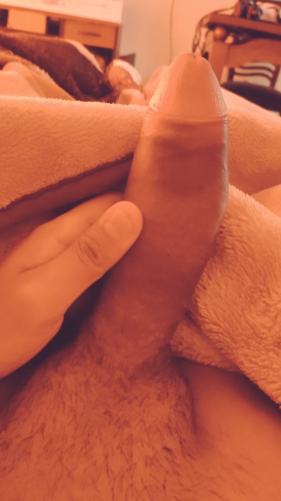 3 pic. En las ma?anas amanecemos firmes?
Morning wood hard and ready???
?Cuál te gustaría sentir primero