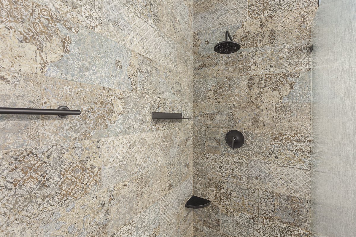 SolidRemodeling's tweet photo. Primary Bathroom Remodeling in Alexandria, VA

#bigbathroom #doublevanity #engineeredquartz #freestandingbathtub #frostedglassdoor #graytile #grayvanity #blackfixtures #openshower #paintedwalls #patternedtiles #pebbles #rustictile #iconicblack #vanitylights #wallstorage #Virginia https://t.co/zKP7tpLIRe