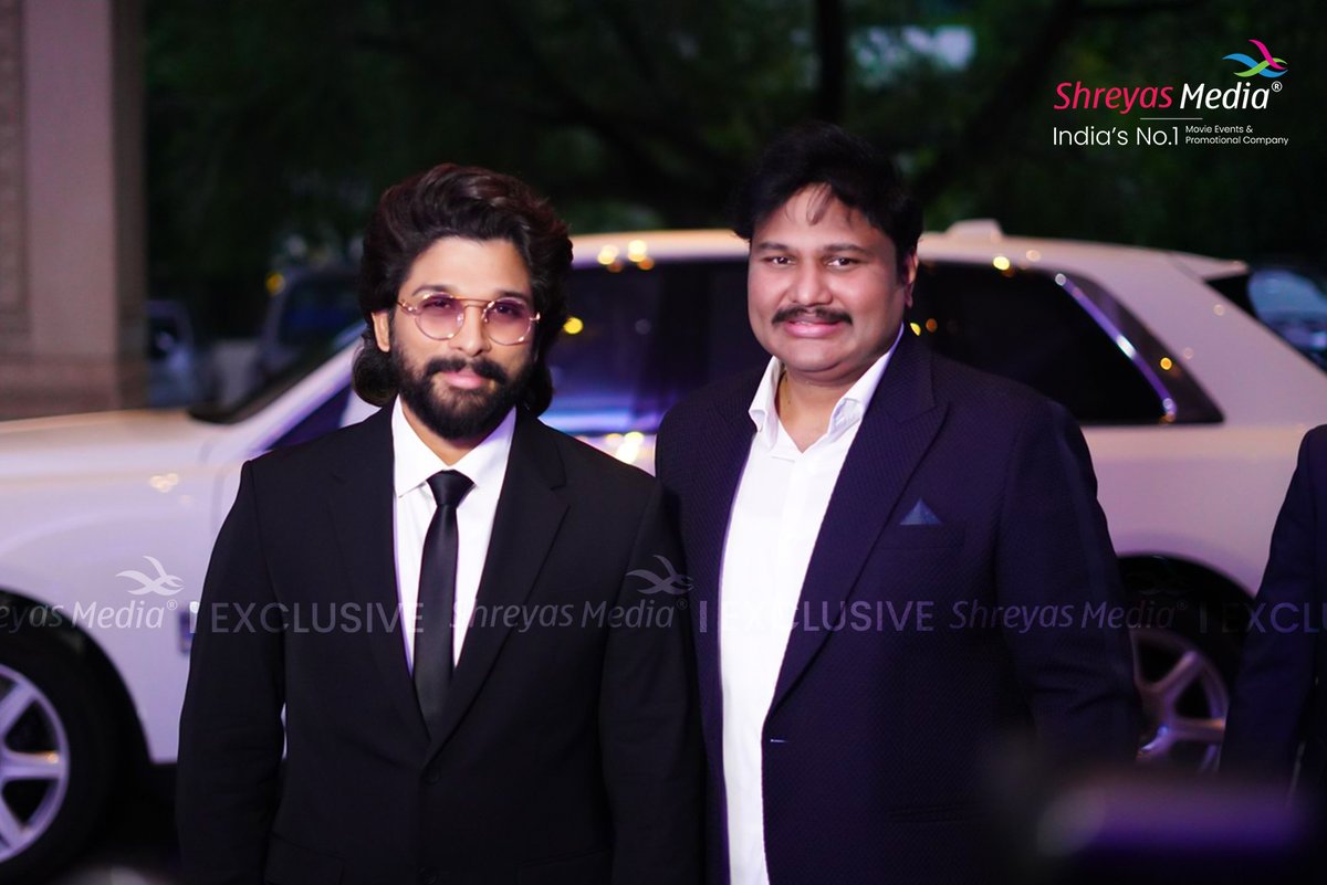 The Swagster arrives in style and it's an absolute EYE-FEAST 😍 Exclusive Snaps of #IconStar @alluarjun from the Grand Launch Event of @HonerHomes #RichmontMansions 💥 Watch Live Here: ▶️ youtu.be/KYVJM42uvMc #AlluArjun #HonerHomes #ShreyasMedia #ShreyasGroup