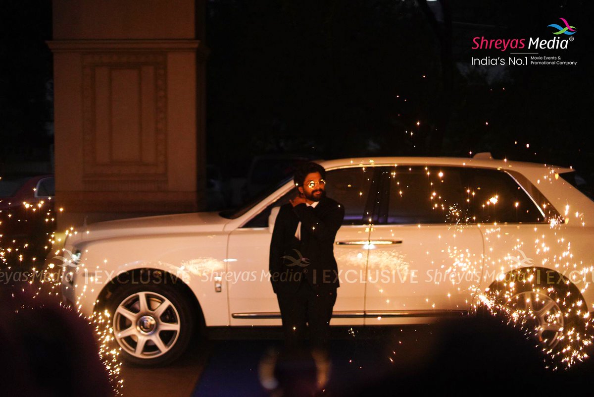 shreyasgroup's tweet photo. The Swagster arrives in style and it's an absolute EYE-FEAST 😍

Exclusive Snaps of #IconStar @alluarjun from the Grand Launch Event of @HonerHomes #RichmontMansions 💥

Watch Live Here:
▶️ https://t.co/HUSBJggZTN

#AlluArjun #HonerHomes #ShreyasMedia #ShreyasGroup https://t.co/fHAiLvDZLF