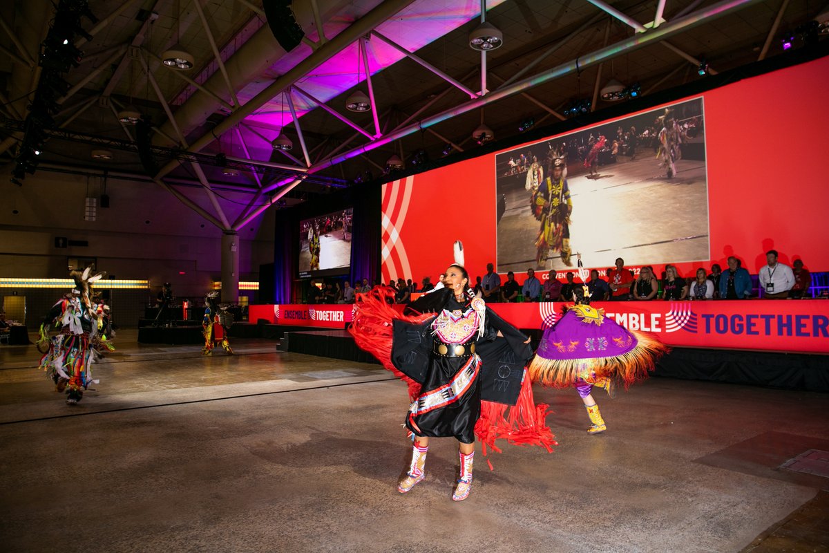 SyndicatUnifor's tweet photo. Les délégués à #UnitorEnsemble ont été accueillis ce matin par les All Nations Juniors, un groupe de tambours traditionnels de jeunes locaux de Toronto Council Fire, et des danseurs. https://t.co/jqDKcYqV4b