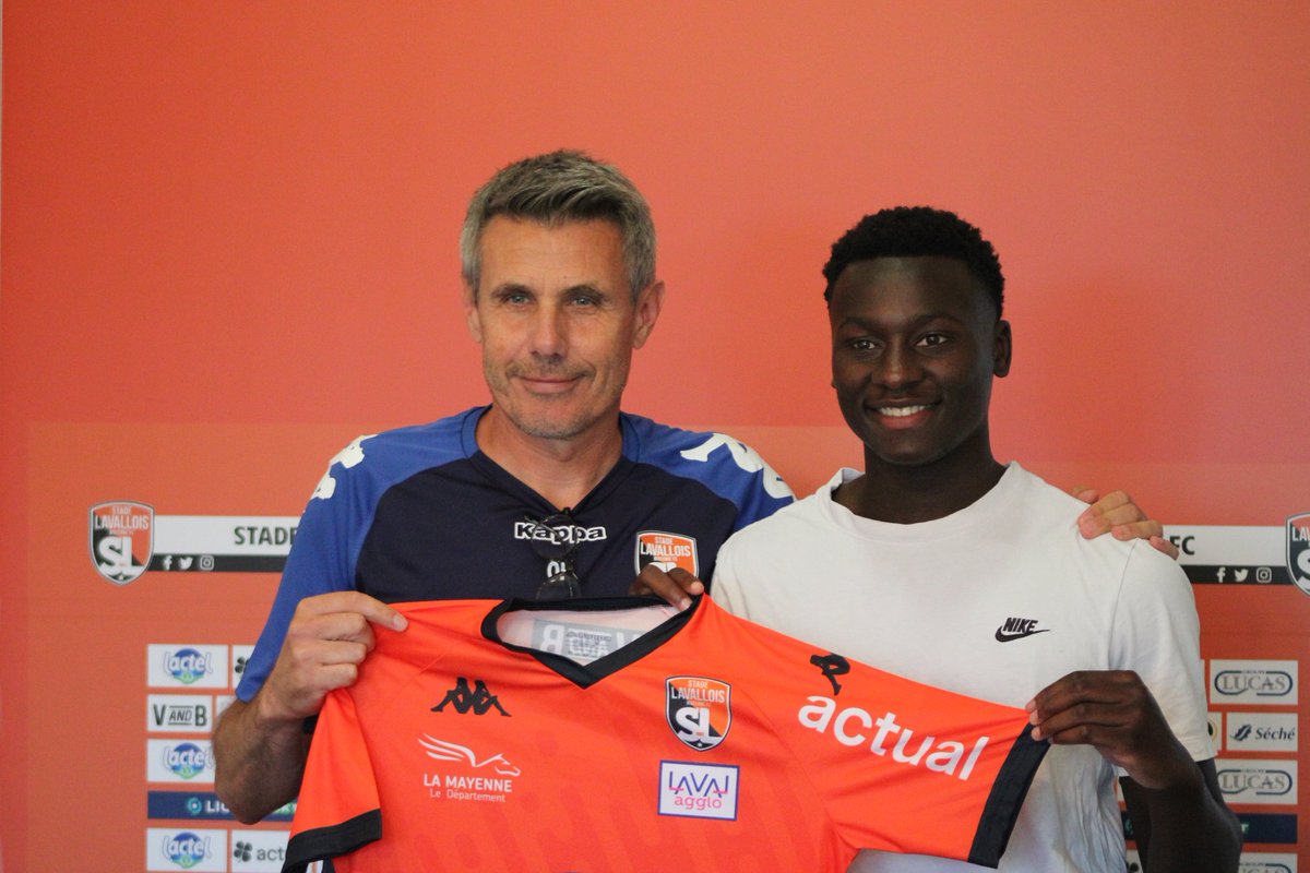 icimayenne's tweet photo. Le jeune Dembo Sylla signe son premier contrat pro au @stadelavallois. Il s'engage pour 3 ans et occupera un rôle de piston droit après une super préparation cet été #Mayenne #ButALaval https://t.co/ADDqo9JYIy