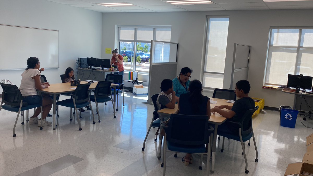 Busy start at the IO. We have seen 4 families already!! This time our EL registrars are simultaneously pre-enrolling and screening students  a from Peru 🇵🇪(elementary and Middle) and two more elementary students transferring from Florida