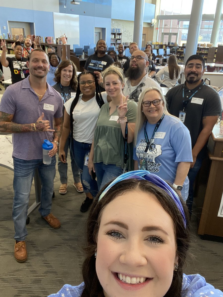 #PaetowProwl with the best department around! #PaetowELA <a href="/PaetowHS/">Paetow High School</a> 💙🐾