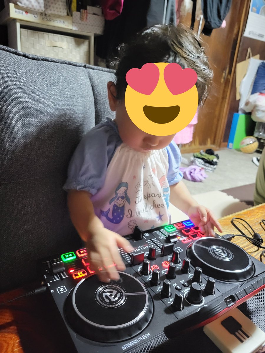 alice2525777's tweet photo. スクラッチする娘💕💕😍
1歳児にしてdjになりました💕😇
#dj
#Numark
#PartyMixLive https://t.co/gv9SJ9aRAU