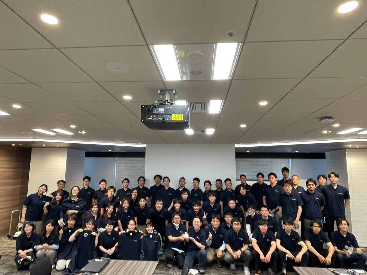 naoki_soratoumi's tweet photo. 先日は会社の上期総会でした!
有難い事に、営業部門で準MVP賞を頂きました ☺️
様々なチャンスを頂いている事に感謝しつつ、今年の残り半分も結果と成長に益々貪欲に精進したいと思います。
#TerraDrone #drone #airmobility #lovedrone #ドローン #空飛ぶクルマ https://t.co/LC2ovSpmVF