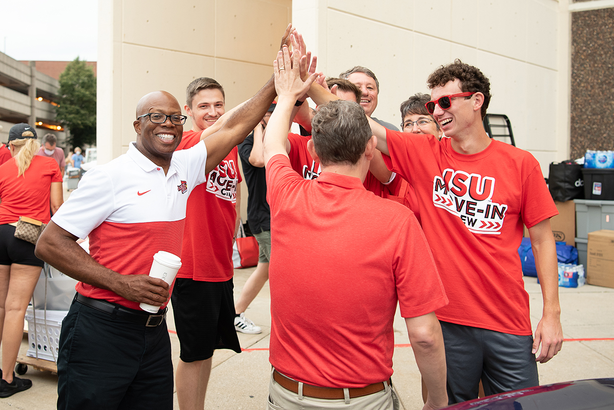 IllinoisStateU's tweet photo. Raise your hand if you're excited for #RedbirdMoveIn next Monday! 👋🏽
Interested in volunteering to be a Curb Bird for Move-In? Sign up here: https://t.co/2NLEfalbei https://t.co/yUpvRRg9Jh
