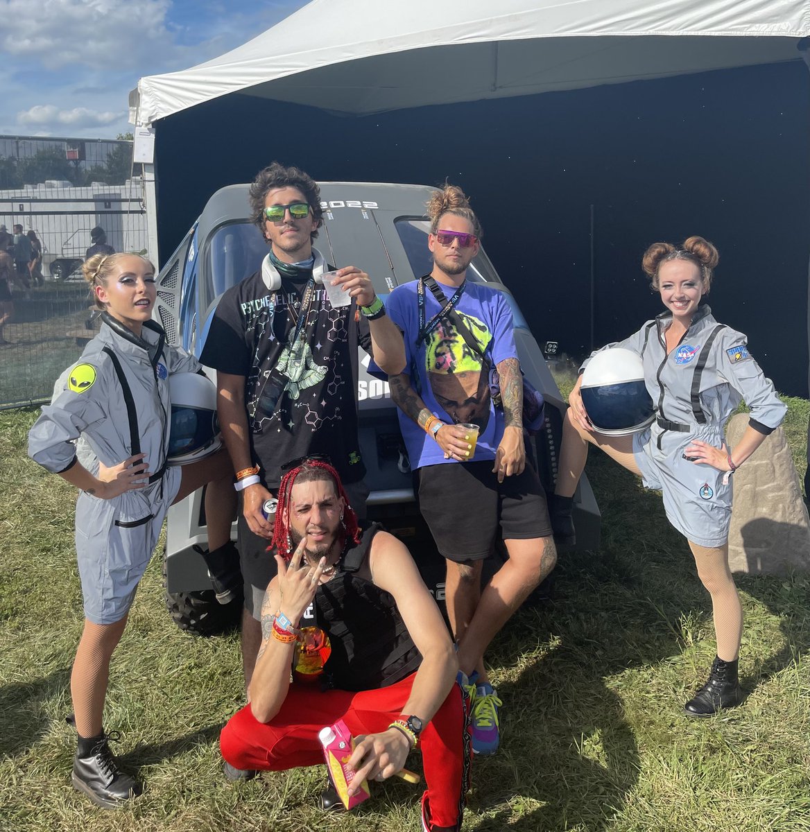 Mattr98_'s tweet photo. @MoonriseFest thanks for havin us ✌🏻👽🛸 https://t.co/xVAS4aVkXJ