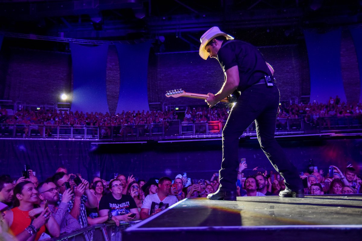 That’s a wrap! .<a href="/BradPaisley/">Brad Paisley</a> just finished an incredible European leg of #WorldTour2022 . Be sure to get your tickets to a show near you 🎫:bradpaisley.com