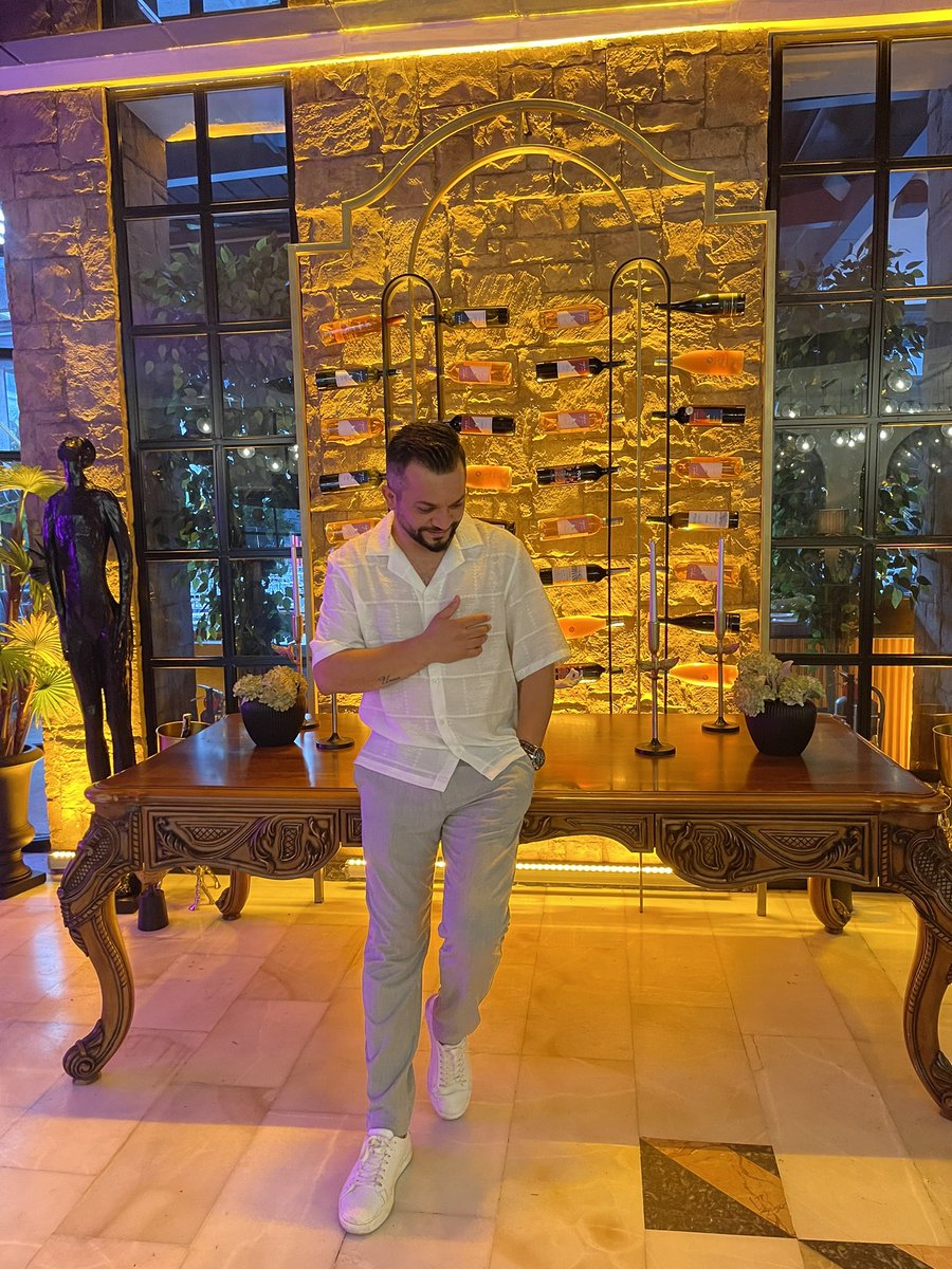 Ve sıcak bir Ağustos günü ,
 Bilirim ,
 son demdir bu !
 Yerini bırakacak hatıralara ?
 Tek sen ,
 ve'de ben ,
 bileceğiz ...
 Dudağımdaki tebessümün ,
 sebebini #ahmetarif