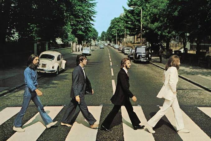 ImagenRetro's tweet photo. Un día como hoy pero de hace 53 años, The Beatles cruzaron Abbey Road, fotografía que se convertiría en la más famosa e icónica en la historia del rock. https://t.co/VhZMxaWOso