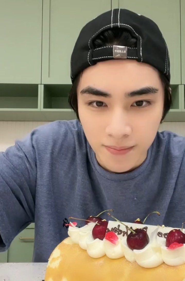 ultt_kun's tweet photo. resumen del live de xiaojun en ig &amp; weibo: dijo q quería celebrar su cumpleaños como cualquier otro día y pidió a la empresa q no planearán nada especial; quería pastel de matcha pero no se lo dieron; pidió sus deseos con make a wish de fondo y uno de ellos era q wayv tenga cb + https://t.co/vRET2Dn9C2