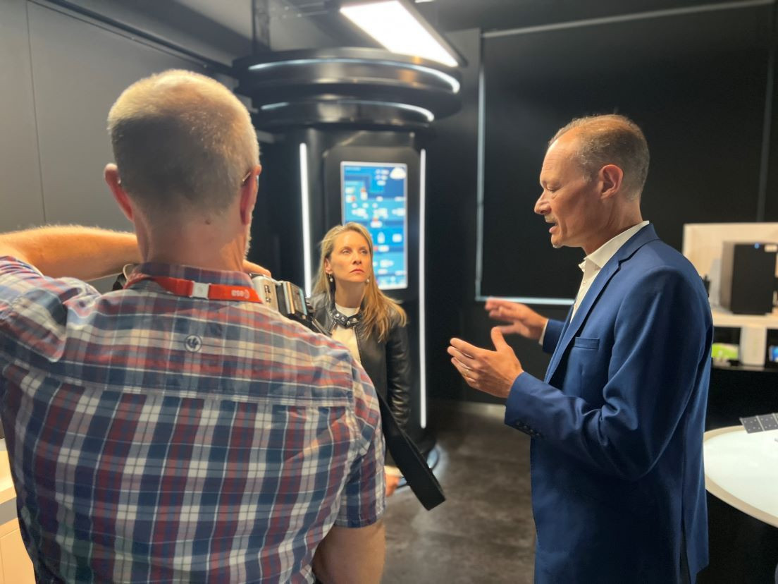 ESA Space Solutions (@space4europe) on Twitter photo 📡 <a href="/CNNBusiness/">CNN Business</a> dropped by to film our 5G/6G Hub and to chat with Antonio Franchi, <a href="/esa/">European Space Agency</a>'s Head of Space for 5G/6G, about the role of satellites in 5G. See the clip here: edition.cnn.com/videos/busines… 📡 <a href="/CNNBusiness/">CNN Business</a> dropped by to film our 5G/6G Hub and to chat with Antonio Franchi, <a href="/esa/">European Space Agency</a>'s Head of Space for 5G/6G, about the role of satellites in 5G. See the clip here: edition.cnn.com/videos/busines…