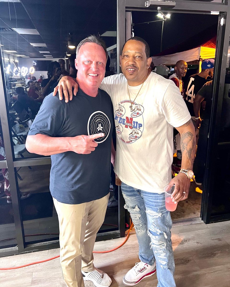 ScissorhandsOKC's tweet photo. When @OU_CoachGundy came to my Spring Game Party at the barber shop we all got pumped. He’s one helluva guy &amp; this is so devastating that he’s leaving the program. One thing I can honestly say he is NO RACIST‼️ https://t.co/UHz6x7gqYF
