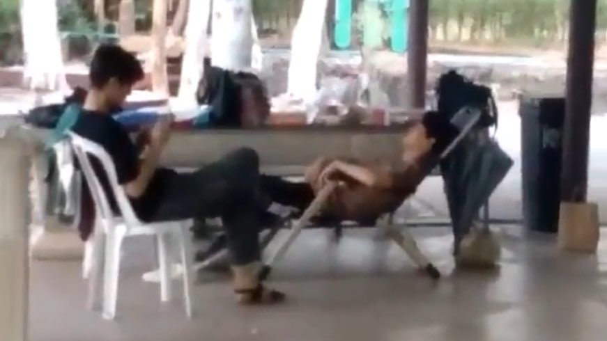 7feb_6pm's tweet image. ทำไมชอบนั่งหันหน้าจุ่มกันอะ🌝 #ไบร์ทวิน