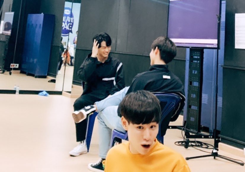 7feb_6pm's tweet image. ทำไมชอบนั่งหันหน้าจุ่มกันอะ🌝 #ไบร์ทวิน