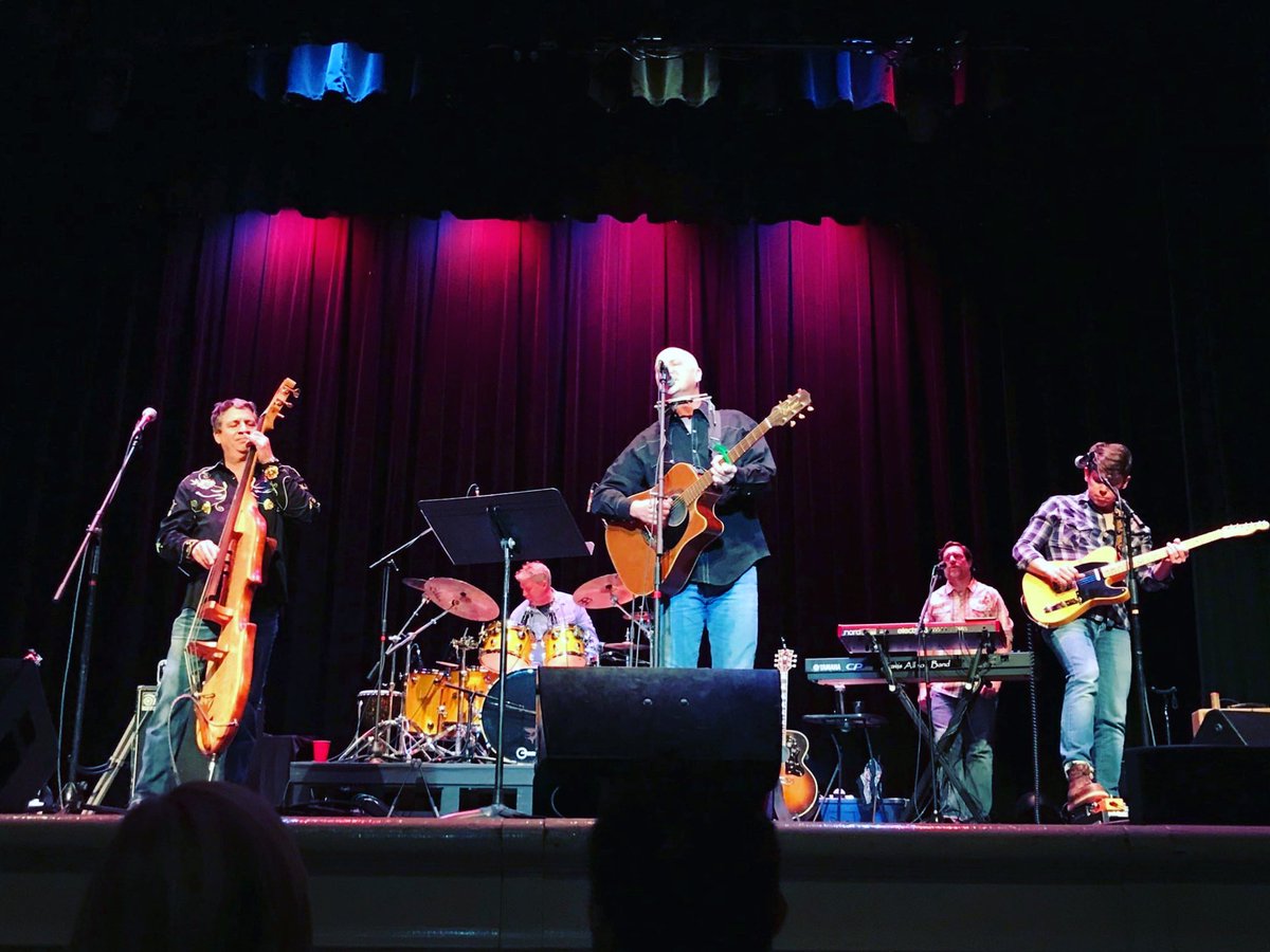 We’re up north this week for a quick run of full band shows, will we see you? 

Tuesday ➡️ @mercuryloungeny 
📍New York City 

Wednesday ➡️ @mideastclub 
📍 Cambridge / Boston-area

Tickets at bluedogs.com/shows