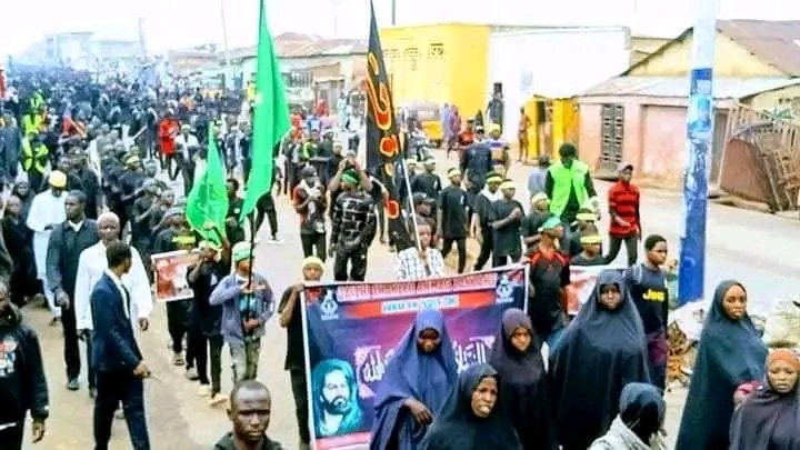 yusuofhsani's tweet photo. Here are some pictures of Ashura mourning procession in Zaria, before the murderous @PoliceNG attacked, 2 people were confirmed killed &amp; scores were injured.

#Ashura1444
#LabbaikaYaHusain
@IntlCrimCourt @AmnestyNigeria @cchukudebelu @ChidiOdinkalu @NigeriaMourns @ihrc @hrw @un https://t.co/0smujbuLwW