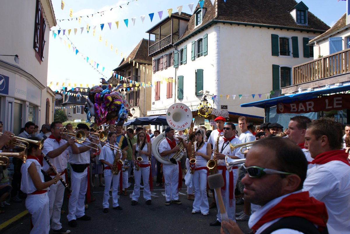 Du 8 au 11 septembre on célèbre la Fête du Sel à Salies-de-Béarn ! 🎉 Rendez-vous incontournable, il met les traditions à l'honneur, toujours dans la bonne humeur. #BearnPyrenees

Pour en savoir plus 👉 tourisme-bearn-gaves.com/offres/la-fete…

📸 ©OTBDG-Guilbot