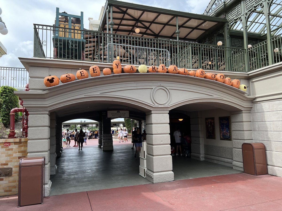 WDWNT's tweet photo. 🎃“See ya real soon!”🎃 https://t.co/I35odRhqDw