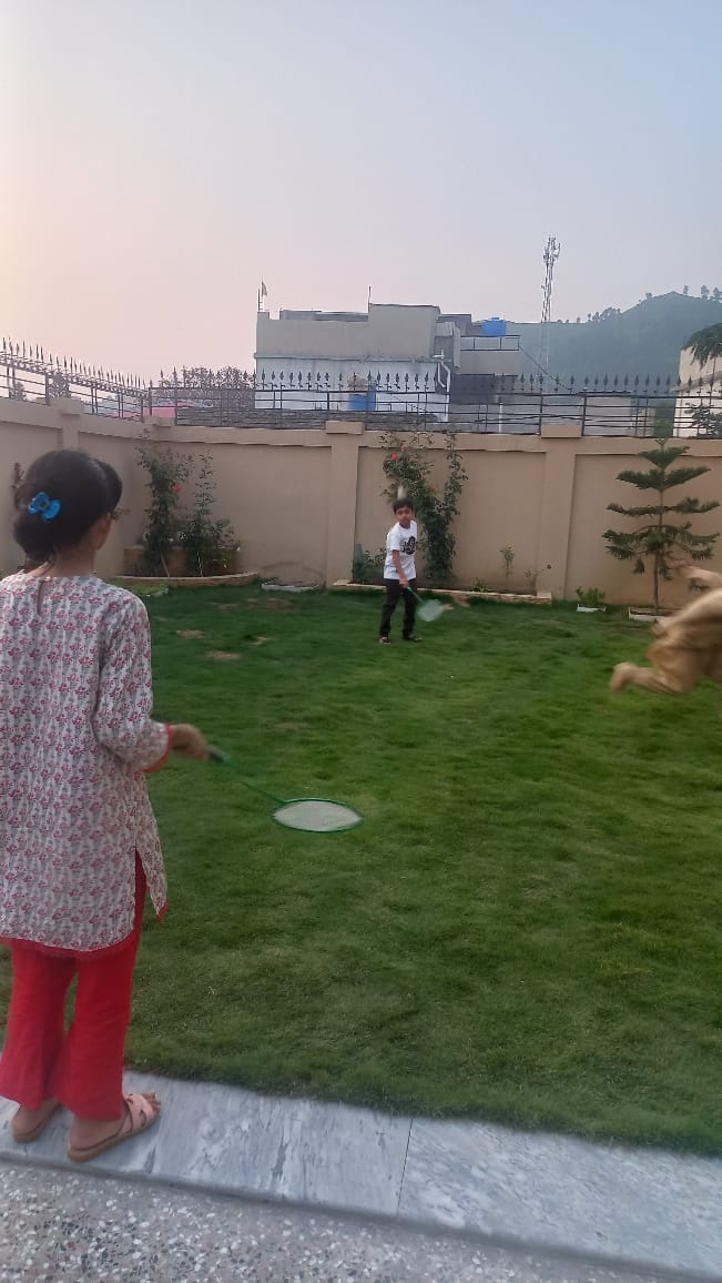 NithyaSasi6's tweet photo. Having fun with siblings  🙃💗 #strongschools #BestSchoolPrize #T4Edu @ShiningStarSchl https://t.co/WLB0PxZ1rE