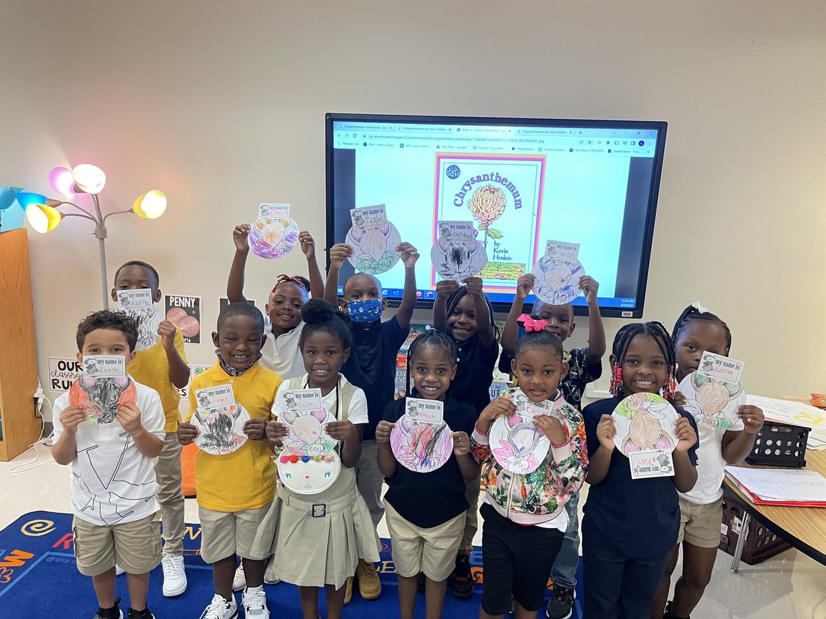 gabriellbrownK5's tweet photo. Learning to love our names with Chrysanthemum! 💛🖤 @APSPeytonForest @apsupdate #thepeytonway https://t.co/vB1jXBy2wI